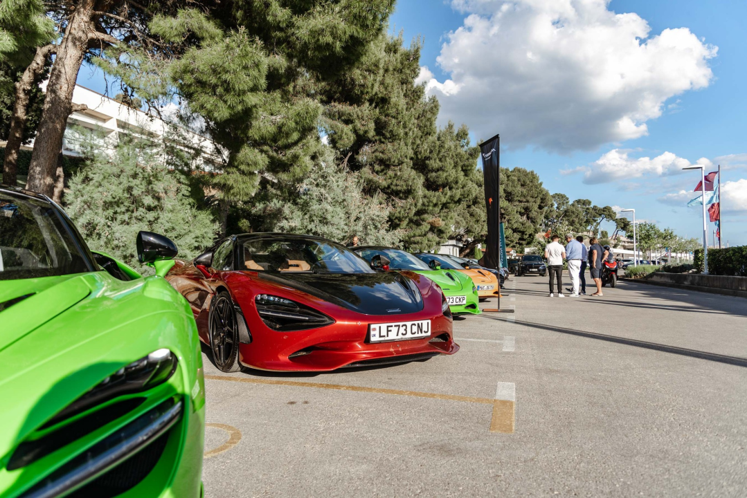 Spoj ekskluzivnih jahti i isto takvih automobila u marini u Mandalini