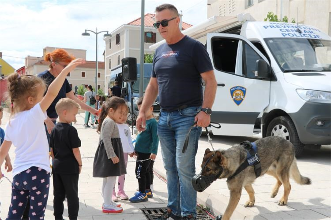 Dani otvorenih vrata PU šibensko-kninske u Drnišu: Glavna zvijezda Tigar