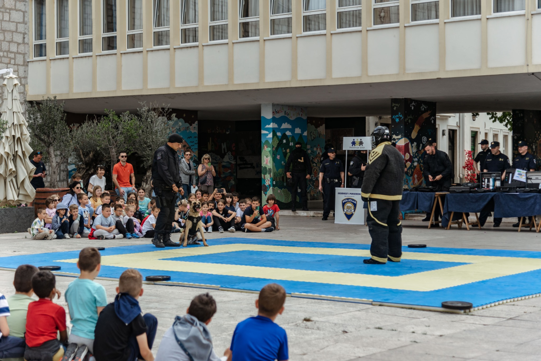 Policajci 'zauzeli' trg ispred Županije kako bi prezentirali svoje zanimanje