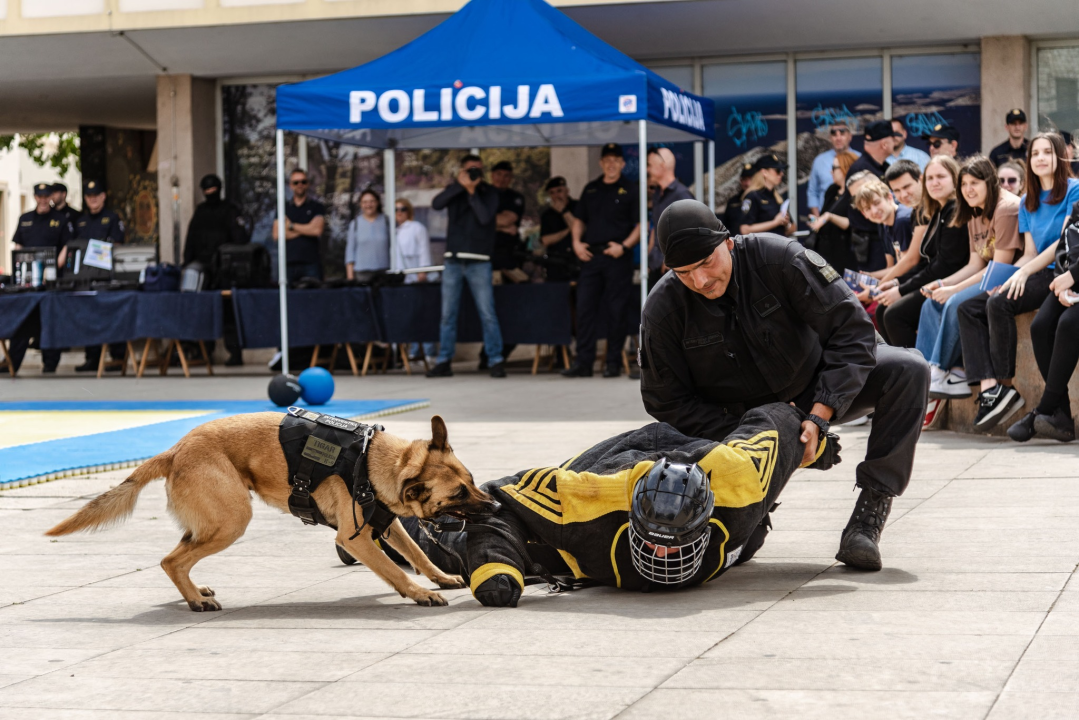Policajci 'zauzeli' trg ispred Županije kako bi prezentirali svoje zanimanje