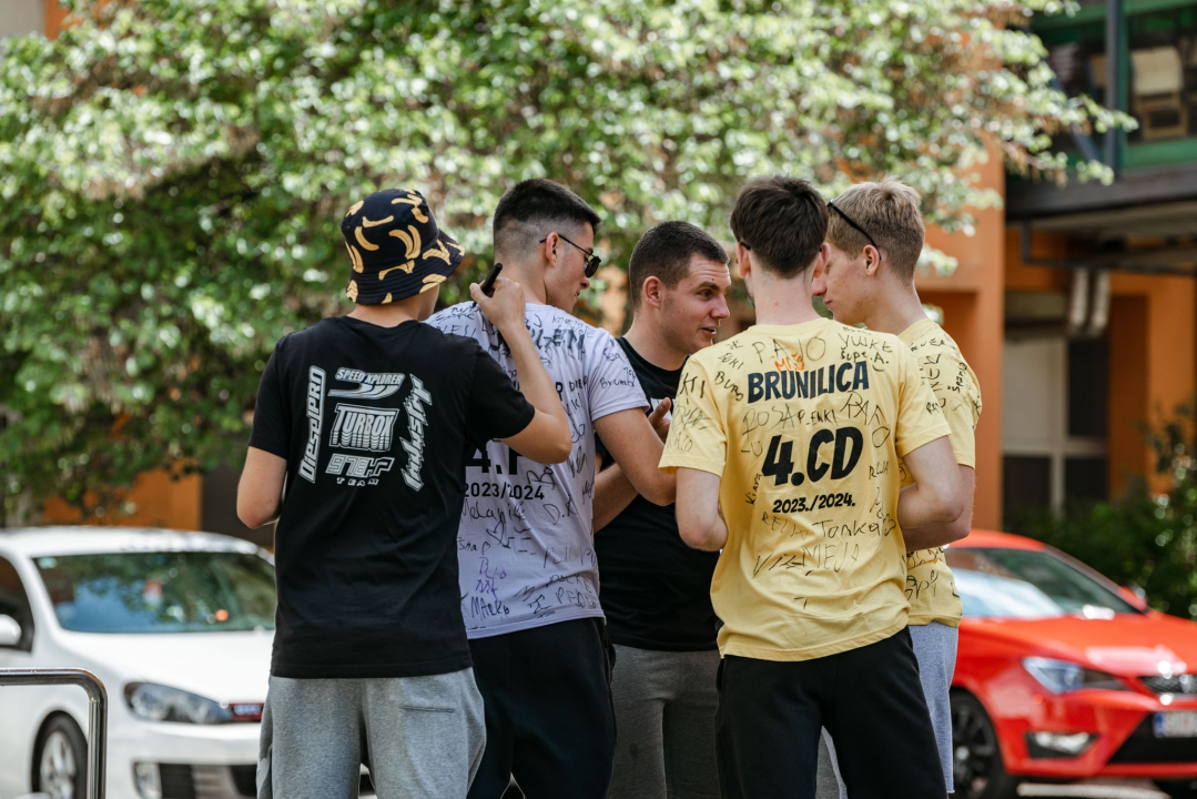 Šibenski maturanti opraštaju se od škole: Slave uz domaće hitove, a budućnost vide vani