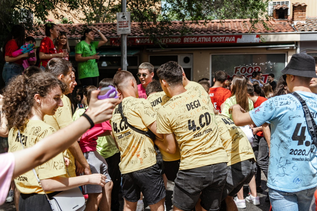 Šibenski maturanti opraštaju se od škole: Slave uz domaće hitove, a budućnost vide vani