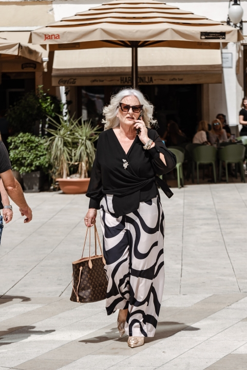 Sređene Šibenčanke  gradom prošetale proljetne komade