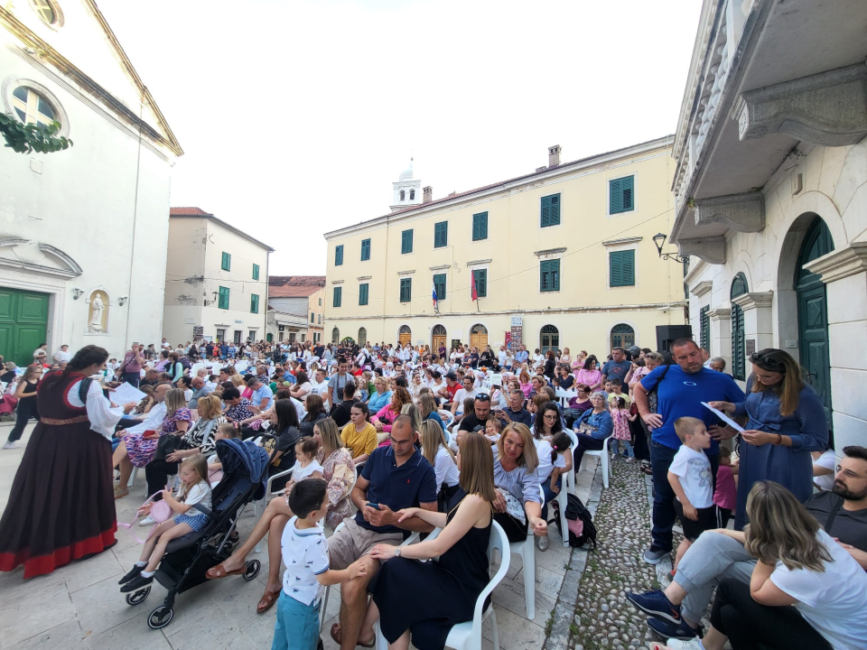 Smotra dječjeg folklora u Skradinu okupila djecu iz 11 skupina