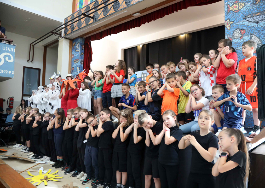 'Rome i Jula' u izvedbi učenika i djelatnika OŠ Petra Krešimira IV. za Dan škole