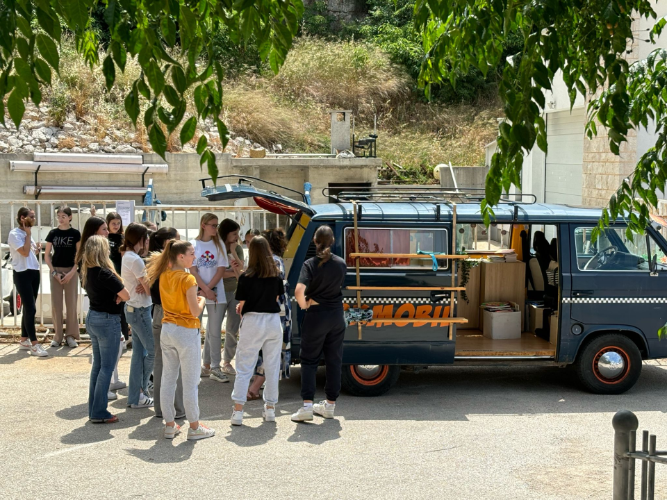 Učenici OŠ Jurja Dalmatinca imaju 'Rostuhare', 'Veličane' i 'Ivančiće', a jučer ih je posjetila originalna 'Klarićka'