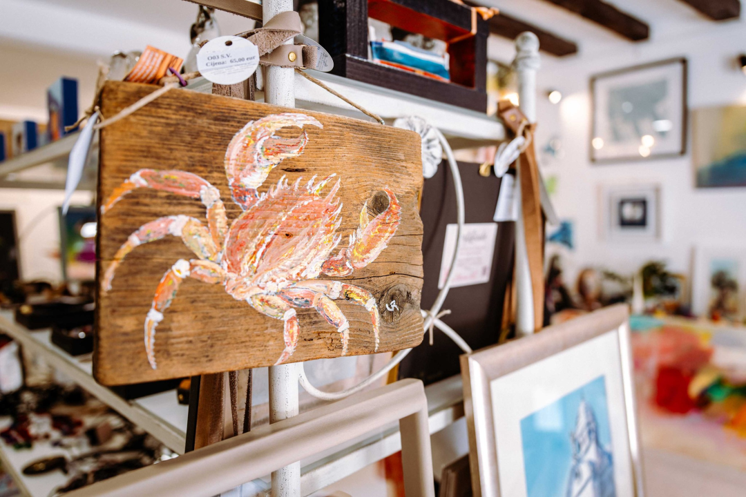 Umjetnine ljetnih motiva i žarkih boja potražite u Galeriji Juraj Dalmatinac! 