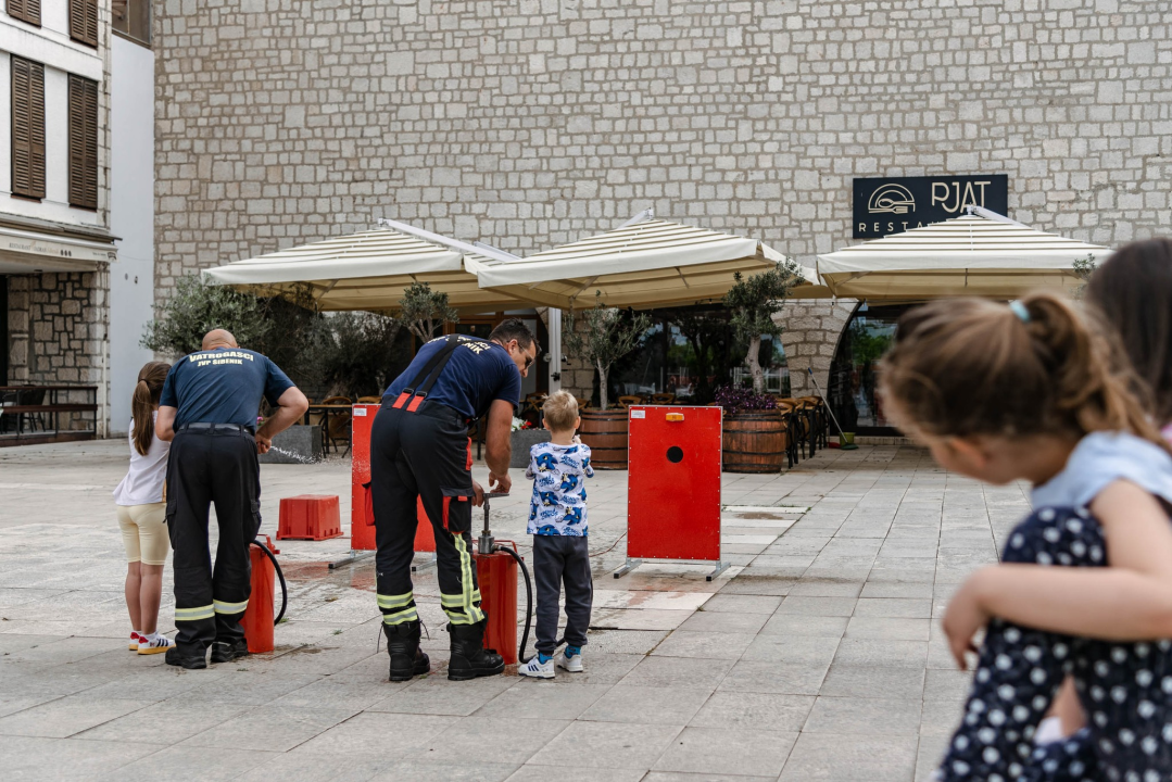 Vatrogasci na rivi kroz igru učili djecu o važnosti prevencije požara 