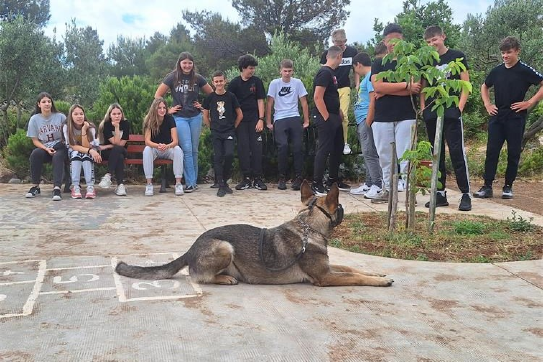 Učenike brodaričke škole učili kako živjeti zdravo i reći 'ne' drogi