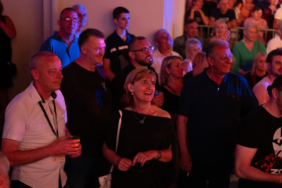 Prije koncerta Škore, Zeke i Lille, Neda Ukraden promovirala album na pučini. Zaplovio i gradonačelnik Desto