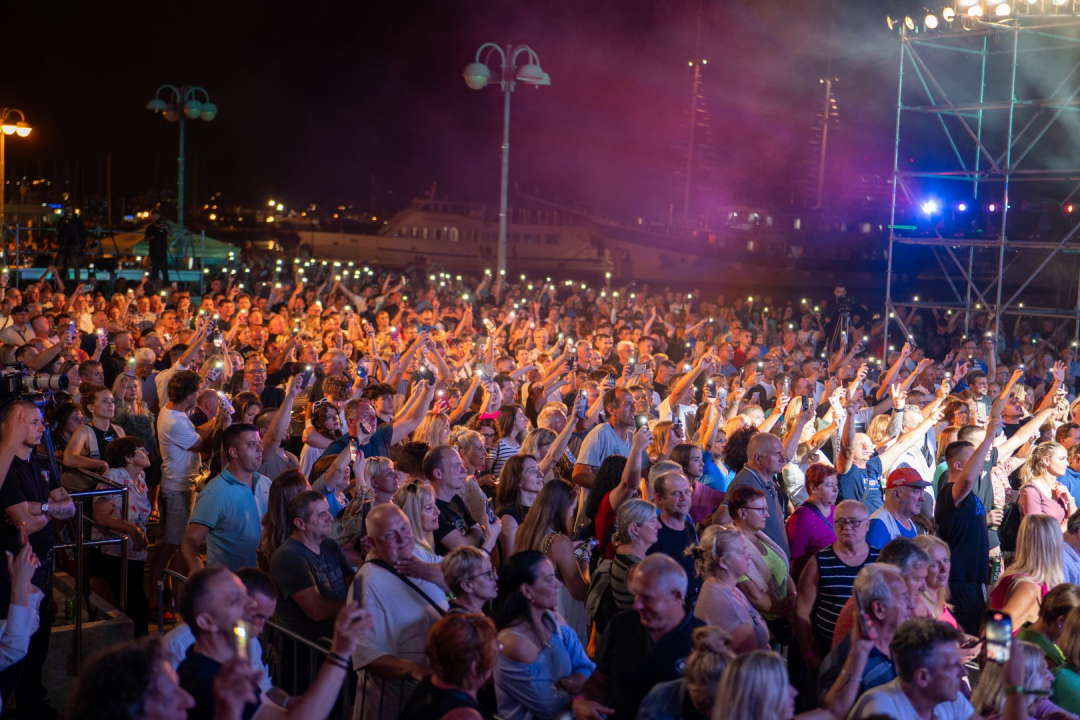 Prije koncerta Škore, Zeke i Lille, Neda Ukraden promovirala album na pučini. Zaplovio i gradonačelnik Desto