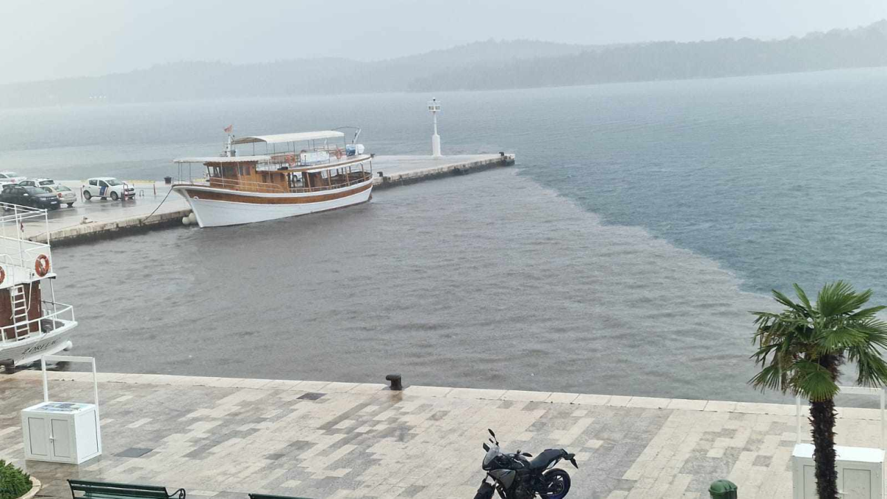 Obilna kiša poplavila rivu i zamutila more: ‘Smrad fekalija je nesnošljiv’ 