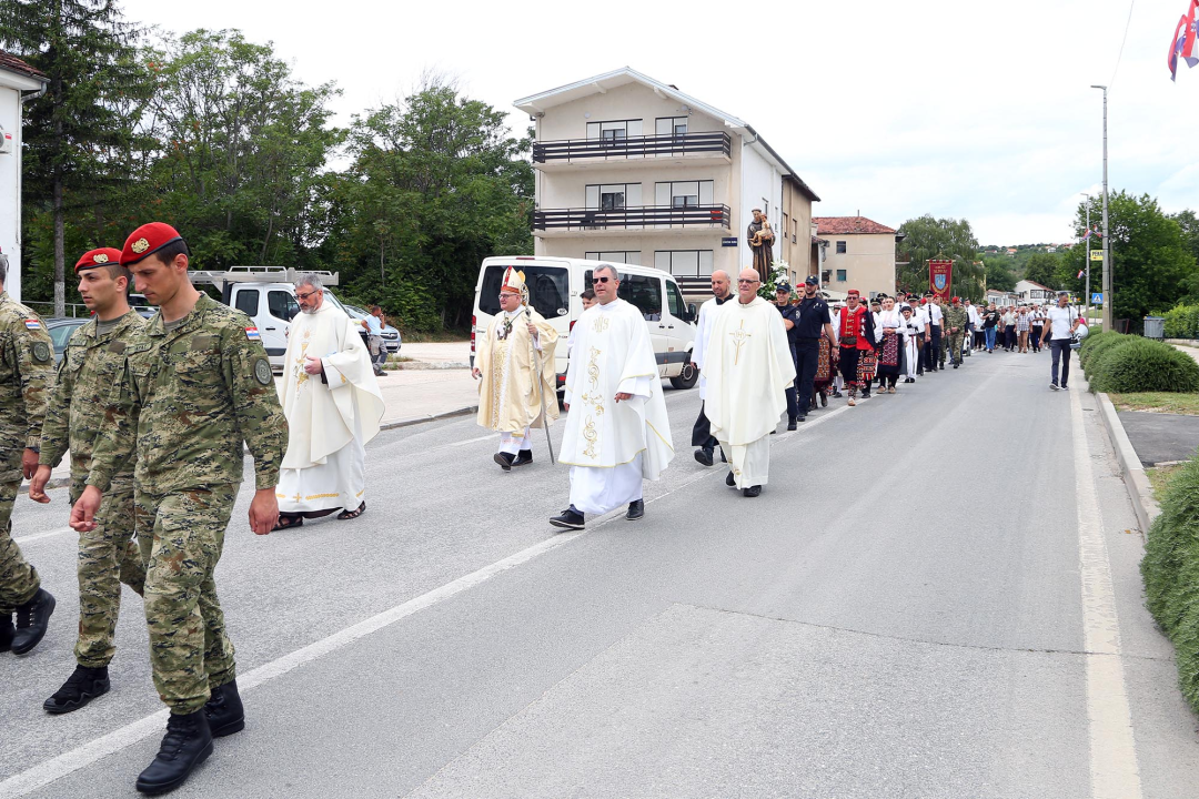 Procesijom vjernika i vojske Kninjani proslavili blagdan sv. Ante
