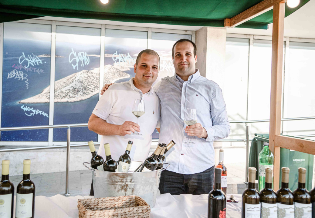 Zbog jednog skladnog para trg ispred Županije i ove je godine pun