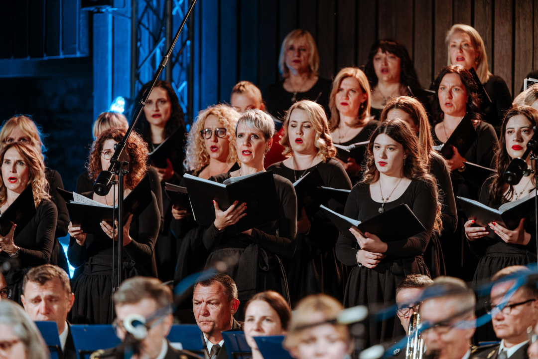 Proslava velikog jubileja: Istinski glazbeni užitak na koncertu Kola i Orkestra HV-a na tvrđavi sv. Mihovila 