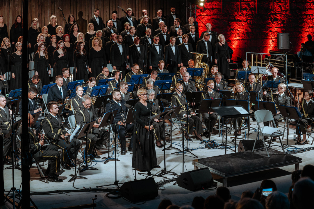 Proslava velikog jubileja: Istinski glazbeni užitak na koncertu Kola i Orkestra HV-a na tvrđavi sv. Mihovila 