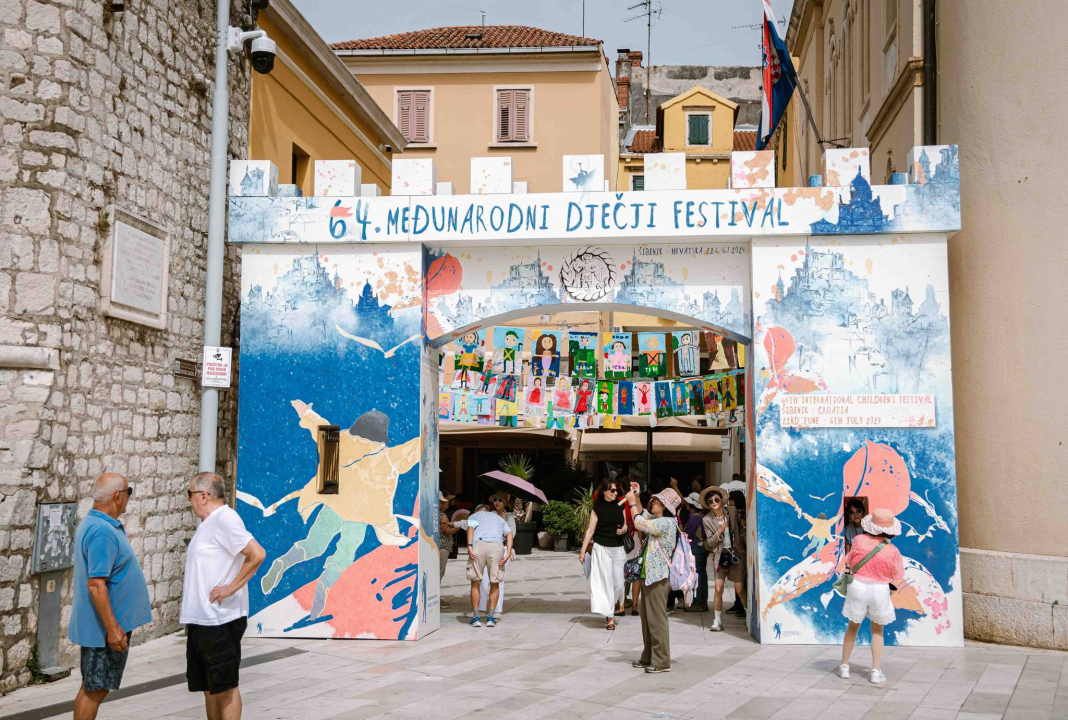 Kod kazališta postavljena vrata sreće, MDF polako preuzima grad