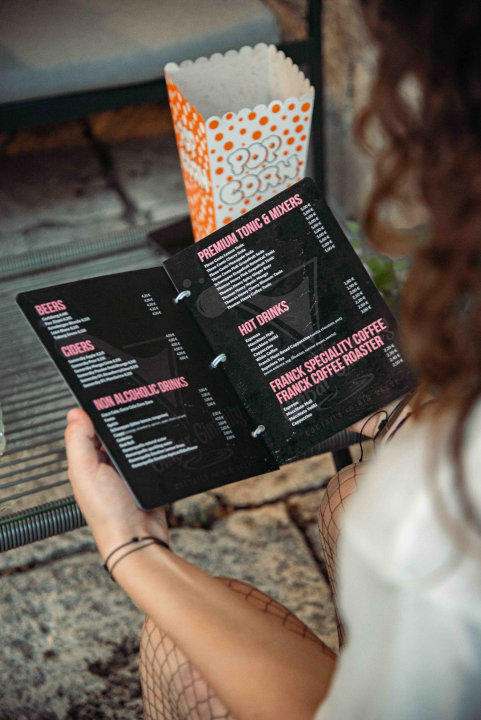 Mladi par u srcu grada otvorio posebni Ginfinity Bar!