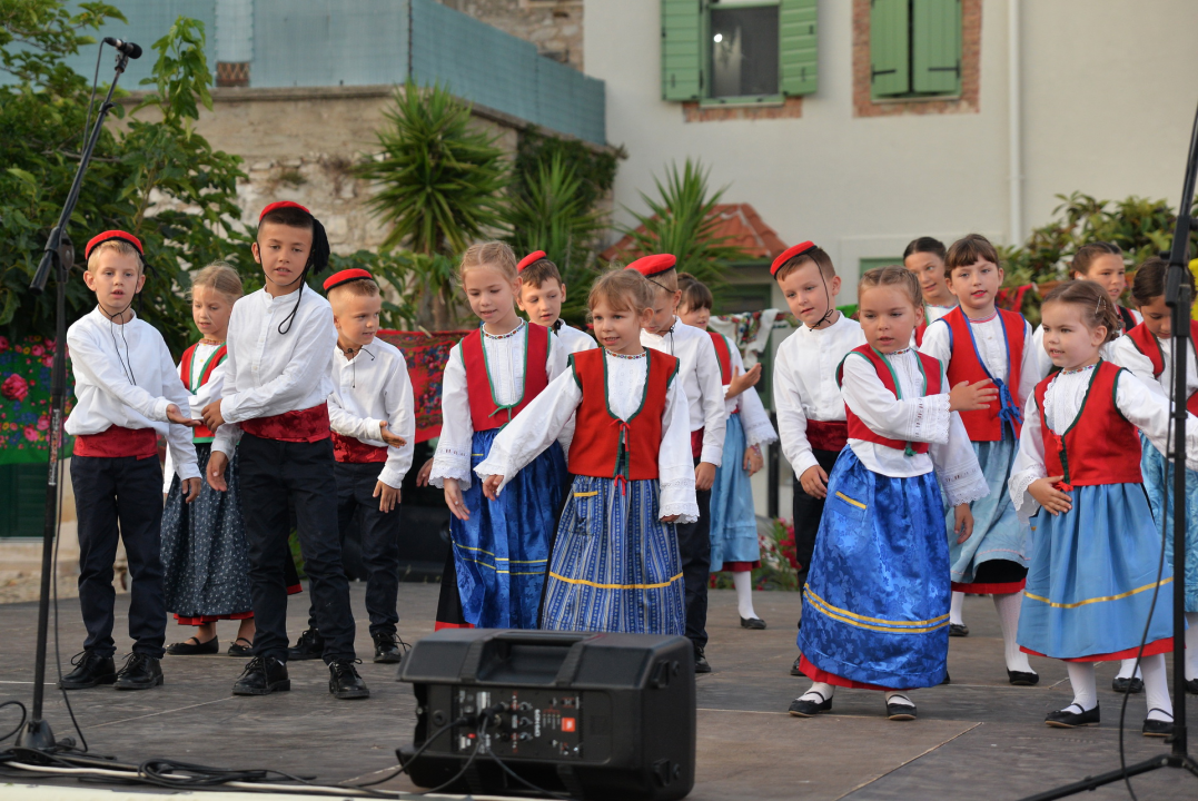 Manifestacijom koja je okupila 500 sudionika Betinjani pokazali ljubav prema tradiciji