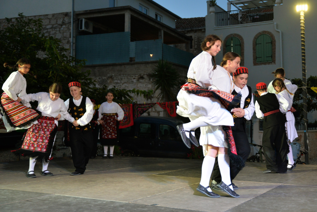 Manifestacijom koja je okupila 500 sudionika Betinjani pokazali ljubav prema tradiciji