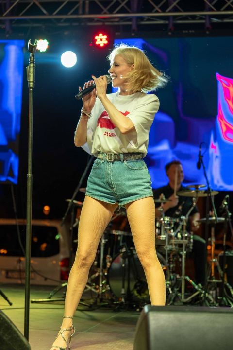 Jelena Rozga održala koncert za pamćenje pred prepunom rivom u Vodicama