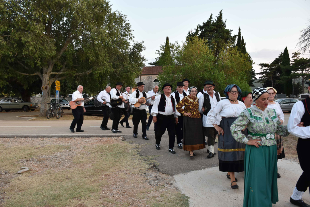 Čuvari tradicijske kulture oduševili na 23. Večeri foklora u Mirlović Zagori