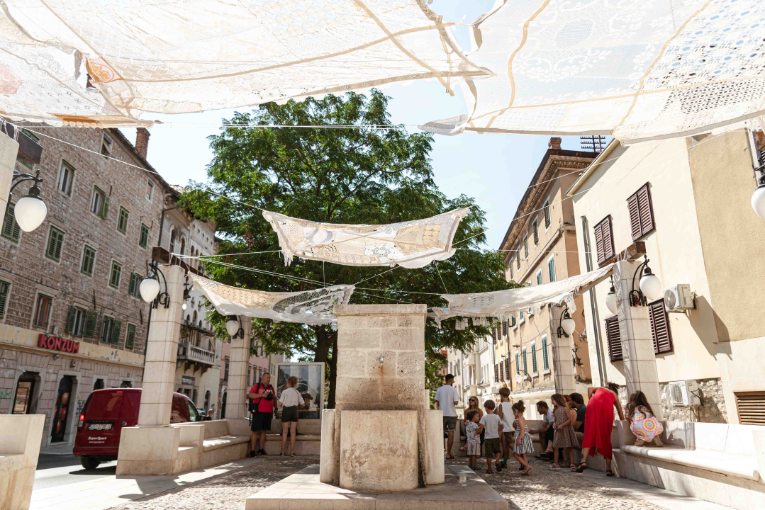 Od danas na Starom pazaru vam ženski ručni rad pruža hlad: 'Neka ovo postane mjesto druženja'