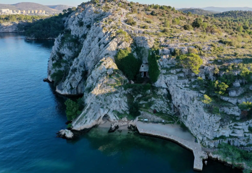 Šibenska crkvica u špilji jedna je od najneobičnijih u Hrvatskoj, a nekad je bila utočište pustinjacima