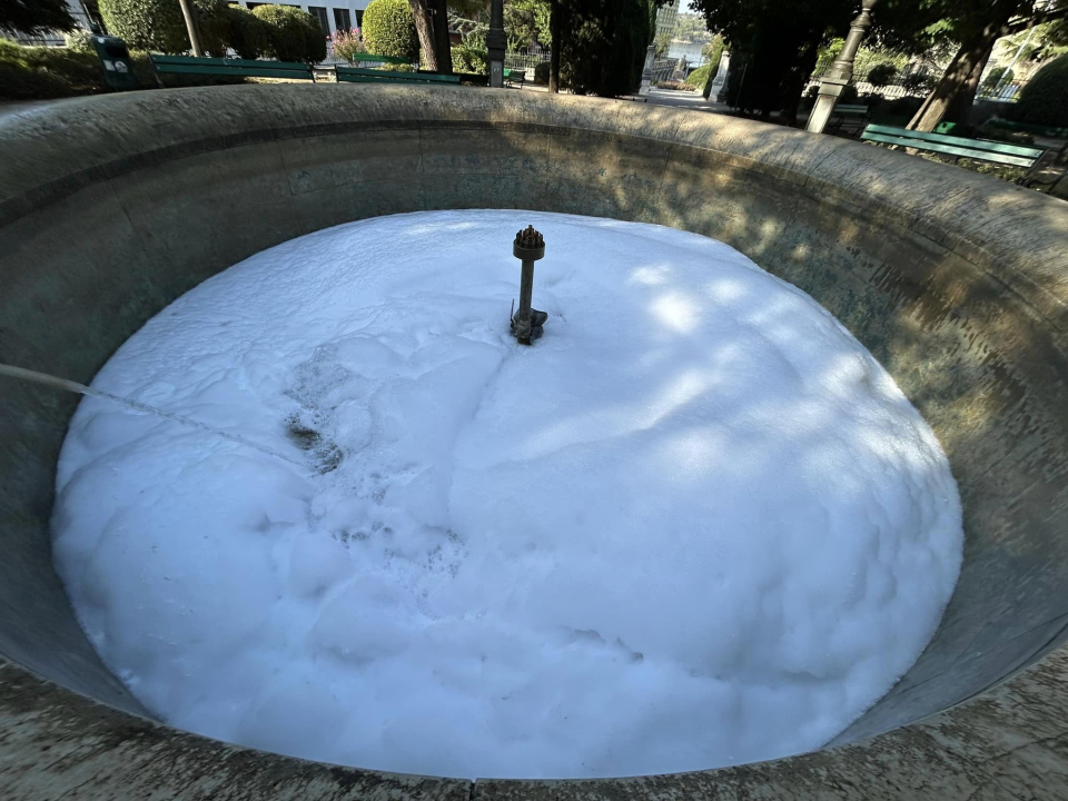 Ljudska glupost je beskrajna pa je netko napravio ‘pjena party’ u fontani u Đardinu 