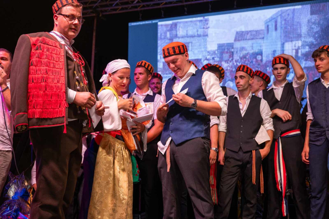 Andrija Popov i magarac Miško pobjednici 57. magarećih utrka