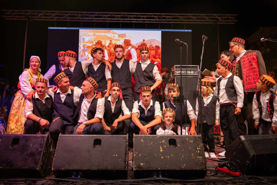 Andrija Popov i magarac Miško pobjednici 57. magarećih utrka