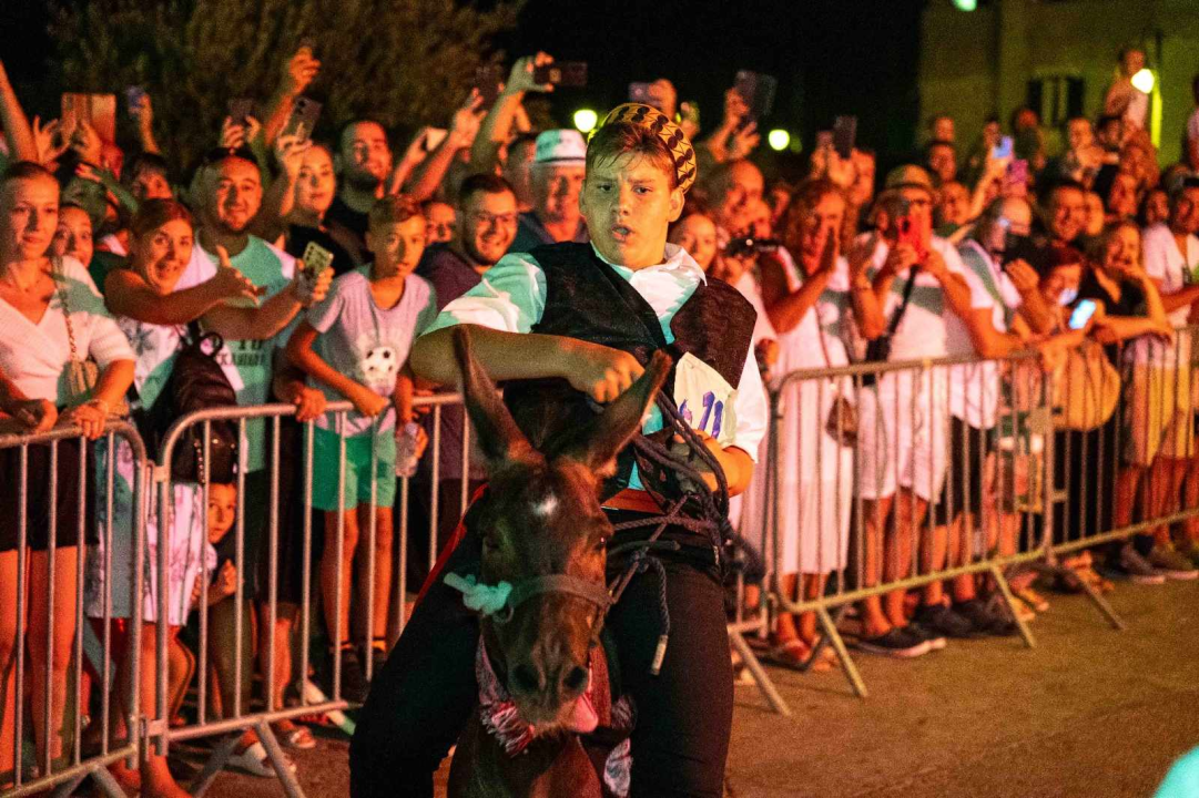 Andrija Popov i magarac Miško pobjednici 57. magarećih utrka