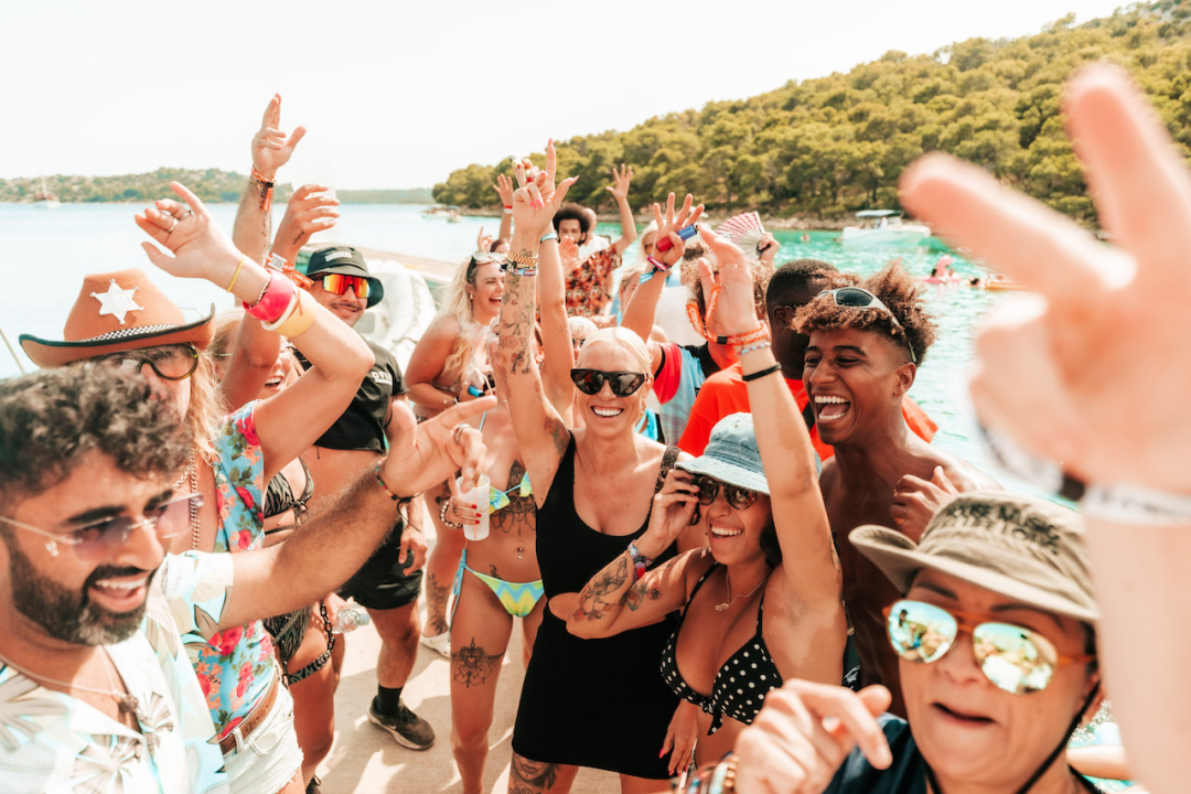 Defected Croatia: Pet tisuća partijanera uživalo u Tisnom 