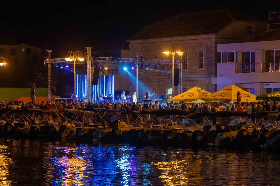 Vodička fešta okupila rekordan broj ljudi: Iće i piće, Mile Perkov, Fenixi, Spectrum i legendarni Petar Grašo