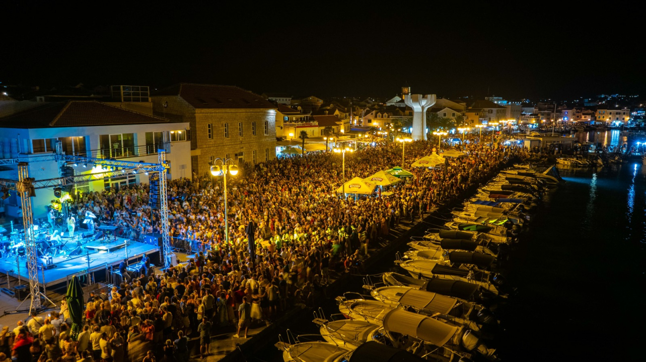 Vodička fešta okupila rekordan broj ljudi: Iće i piće, Mile Perkov, Fenixi, Spectrum i legendarni Petar Grašo