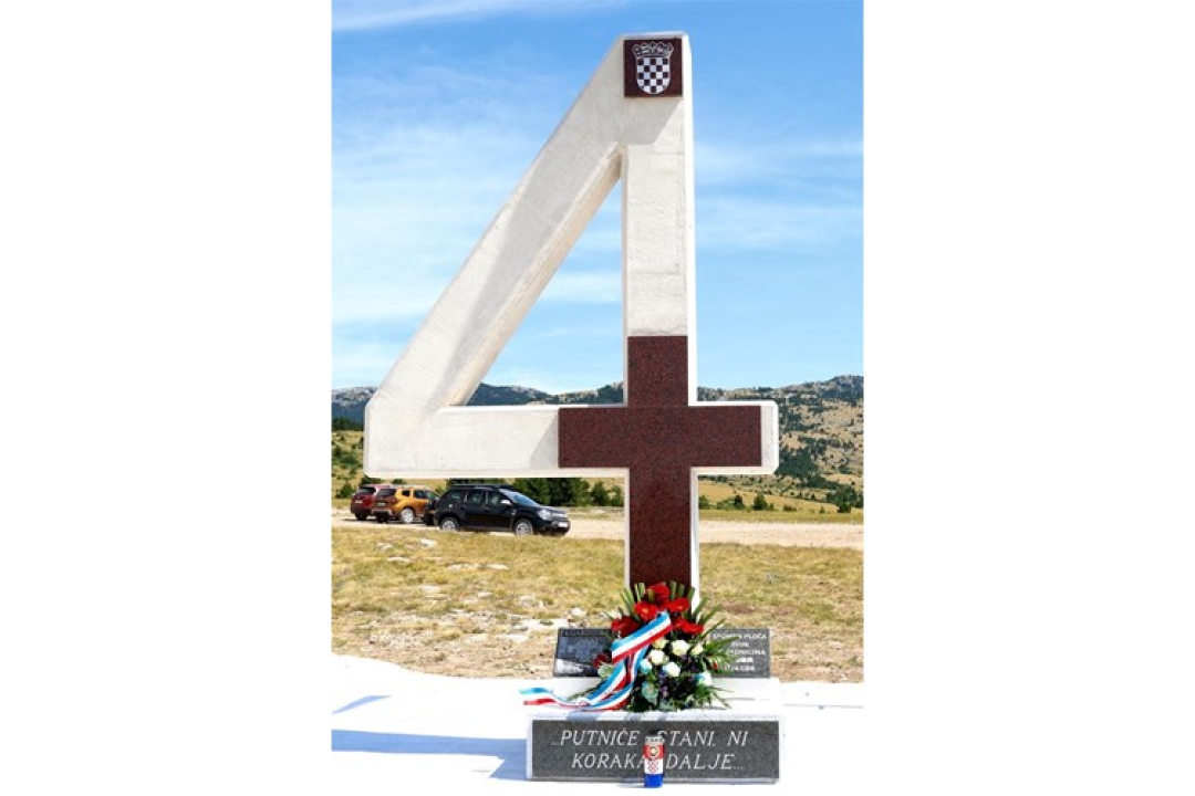 Na Crvenoj zemlji poviše Knina postavljen spomenik braniteljima