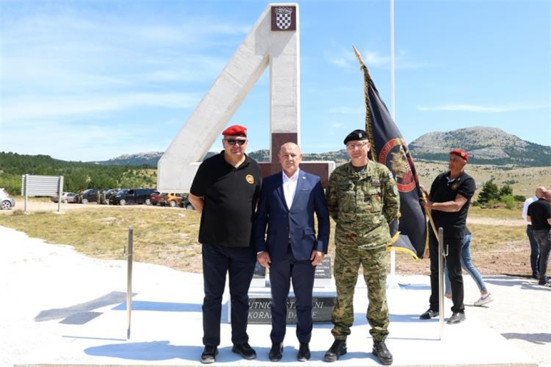 Na Crvenoj zemlji poviše Knina postavljen spomenik braniteljima