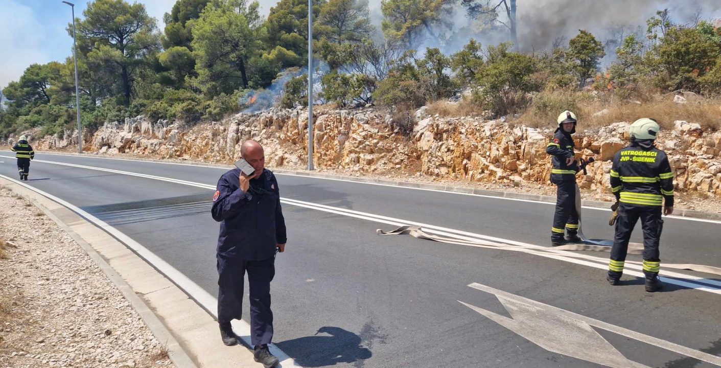 Požar i dalje aktivan, no pod kontrolom je vatrogasaca: Izgorjela je površina od oko 3,5 hektara