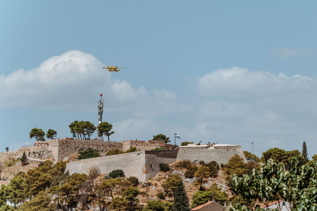 Požar i dalje aktivan, no pod kontrolom je vatrogasaca: Izgorjela je površina od oko 3,5 hektara