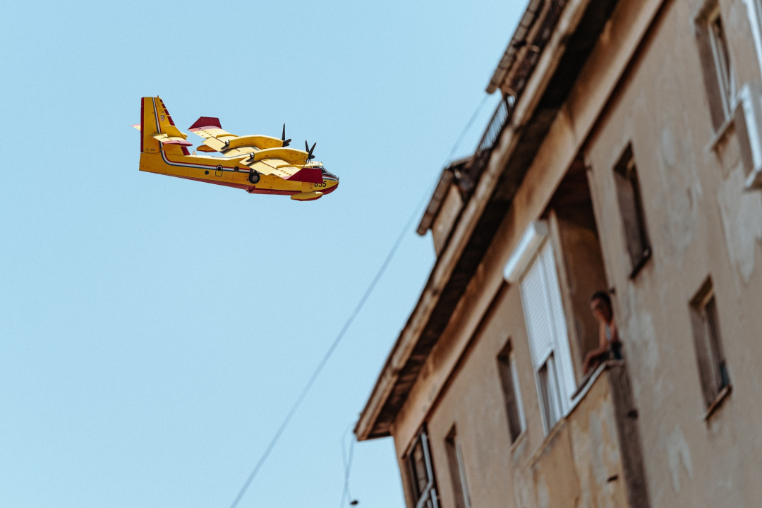 Požar i dalje aktivan, no pod kontrolom je vatrogasaca: Izgorjela je površina od oko 3,5 hektara