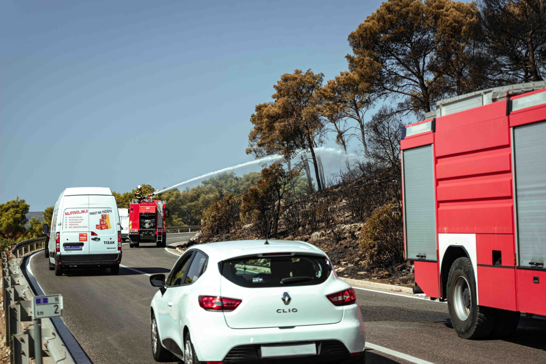 Vatrogasci natapaju požarište u Rokićima, promet se odvija usporeno 