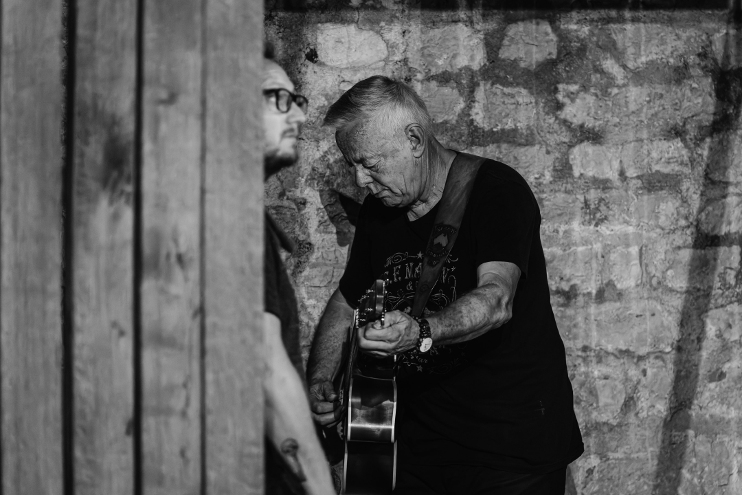 Gitaristička legenda Tommy Emmanuel na Mihovilu oduševio sviranjem tri dionice istovremeno 