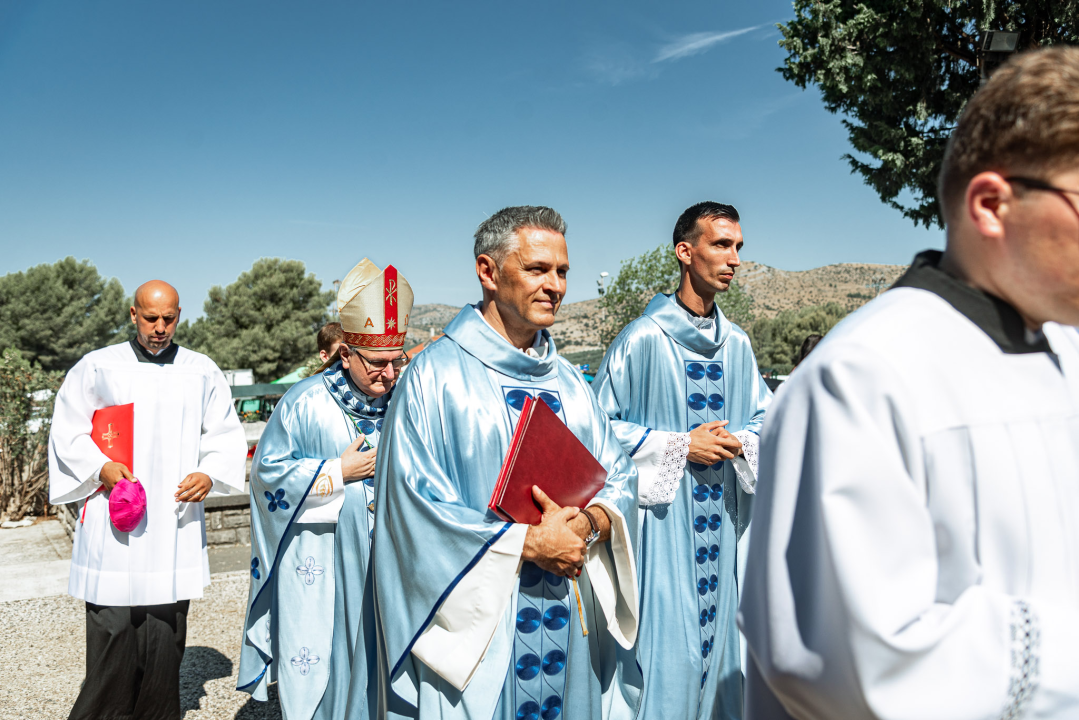 Velik broj vjernika okupio se u marijanskom svetištu u Vrpolju: Misu predvodio biskup Rogić