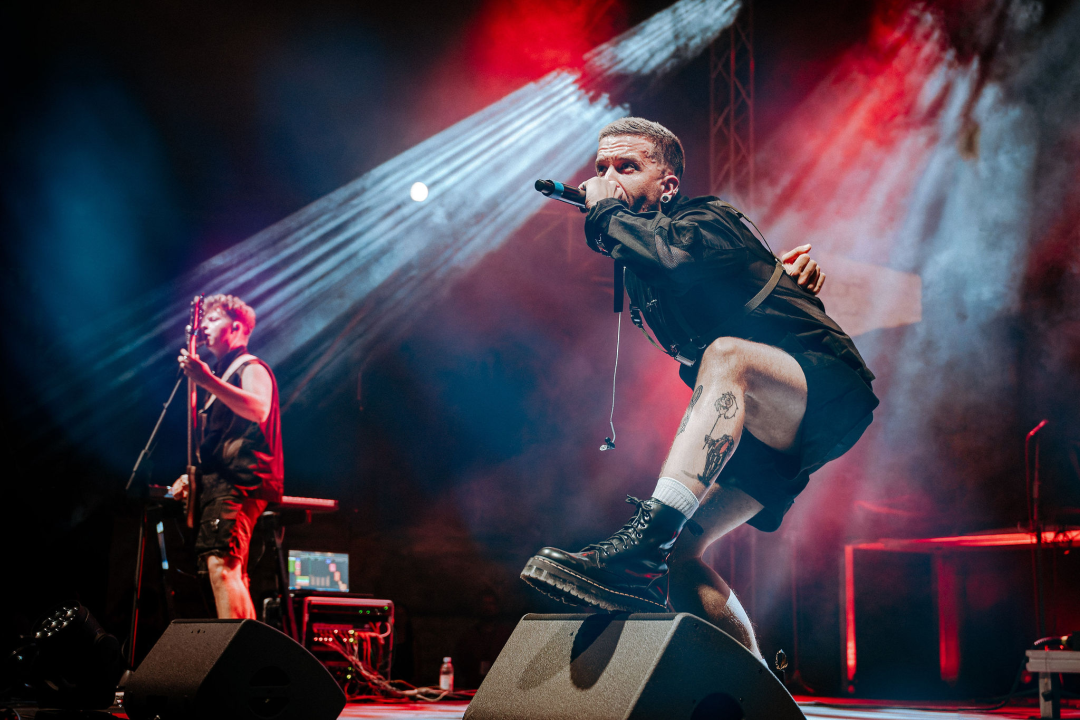 U Šibeniku se dogodio savršen spoj nespojivog koncertom za sve generacije: Vojko V, Baby Lasagna i Nipplepeople