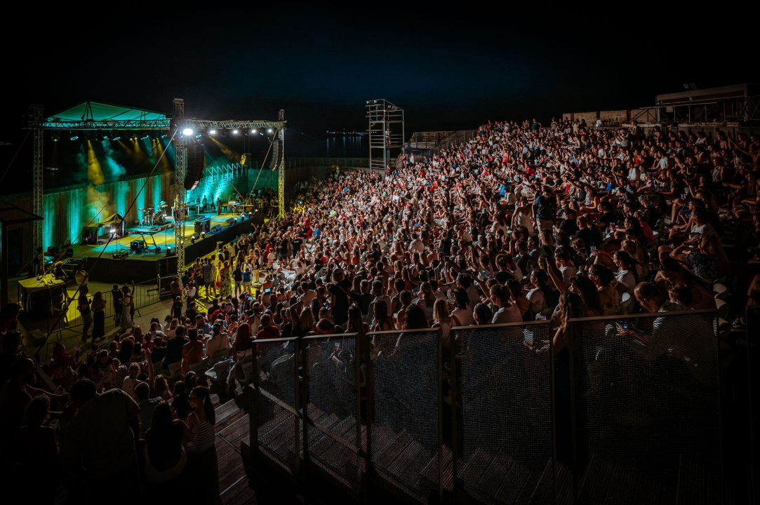 U Šibeniku se dogodio savršen spoj nespojivog koncertom za sve generacije: Vojko V, Baby Lasagna i Nipplepeople