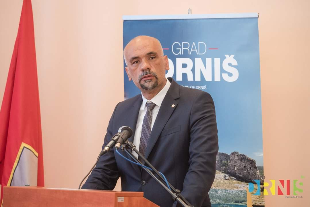 Na svečanoj sjednici drniškog Gradskog vijeća uručene nagrade ovogodišnjim laureatima