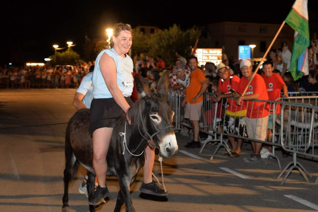 Prijatelji životinja traže ukidanje utrka tovara u Tribunju, Tisnom i drugim mjestima