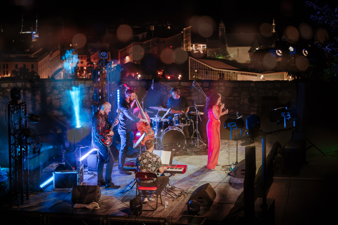 Oblaci su se razišli, nevrijeme je pričekalo, a Lelu Kaplowitz je na pozornicu Baronea ispratio puni mjesec