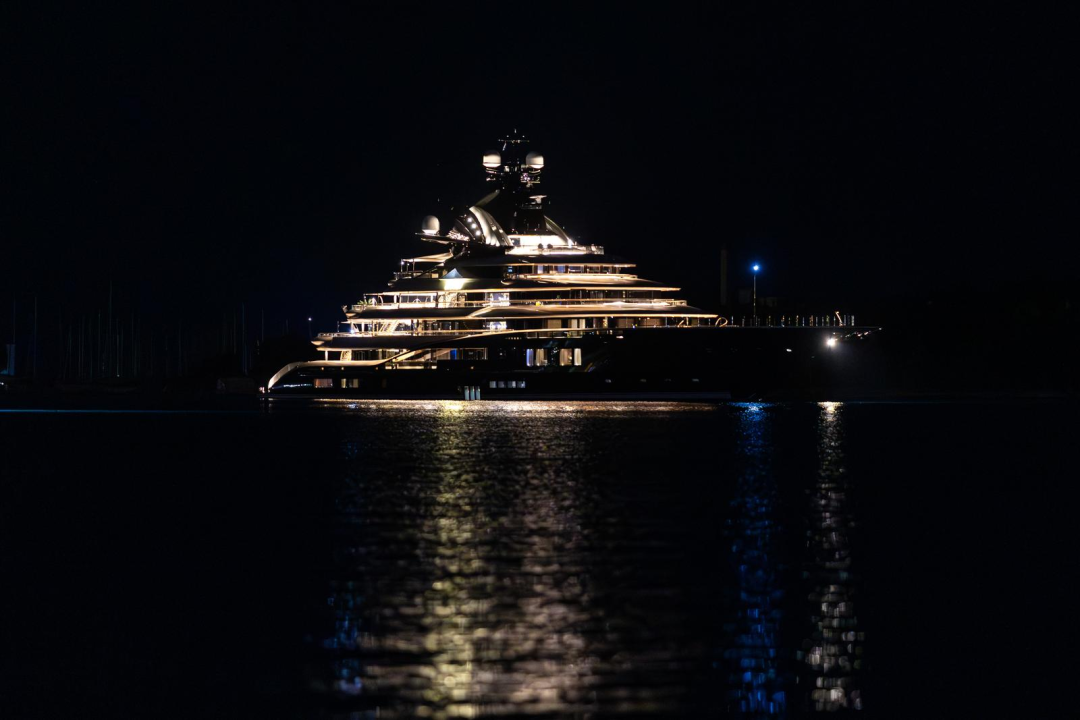 Imate priliku pogledati kako izgleda superluksuzna jahta usidrena ispred Šibenika