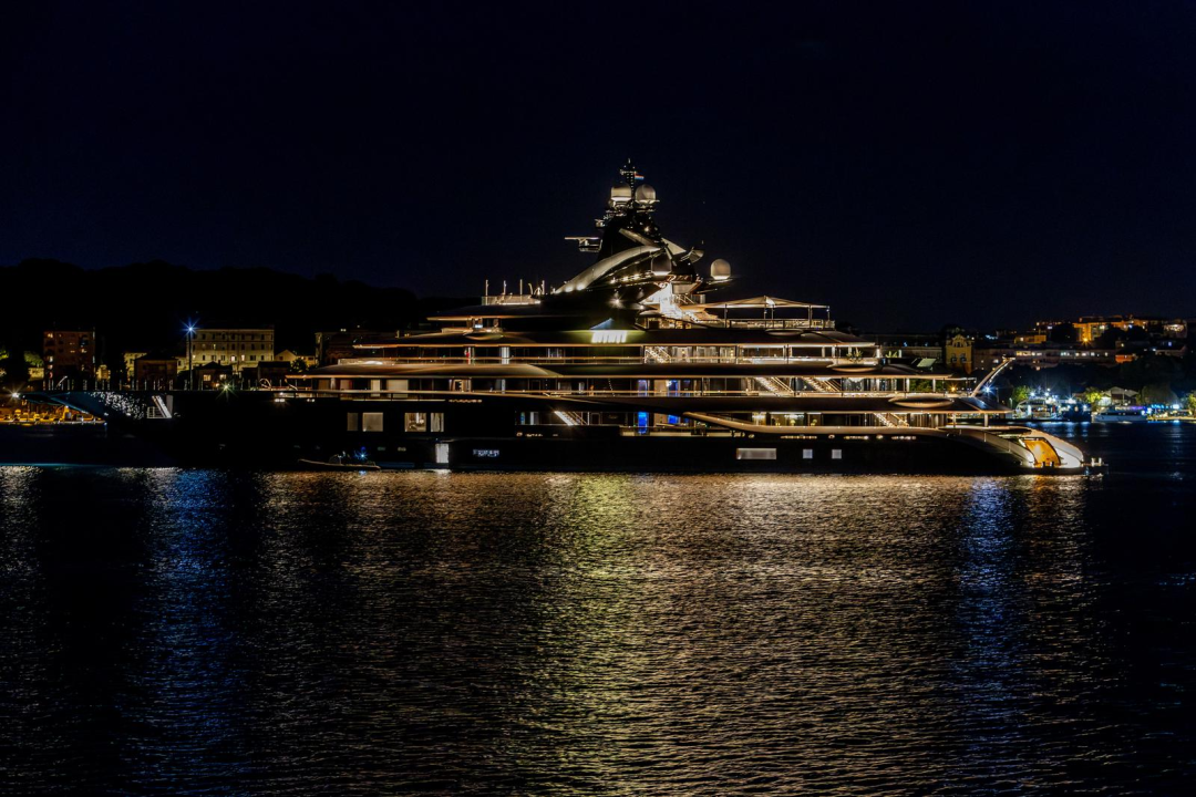 Imate priliku pogledati kako izgleda superluksuzna jahta usidrena ispred Šibenika